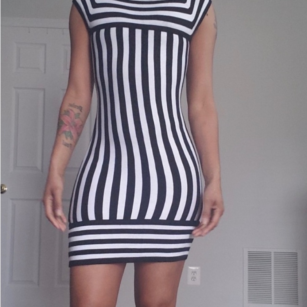 Dress, mini.  Sweater like fabric - Picture 2 of 6